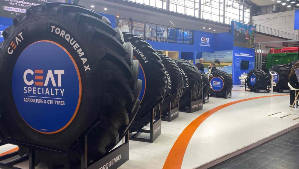 Neumticos CEAT alineados en el stand