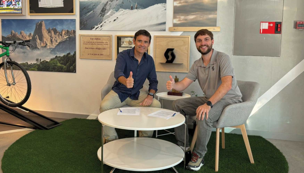 A la izquierda, Hctor de la Cagiga, director de Publicom Sport Events con Joel Casado (derecha), responsable de marketing de SCOTT Espaa...