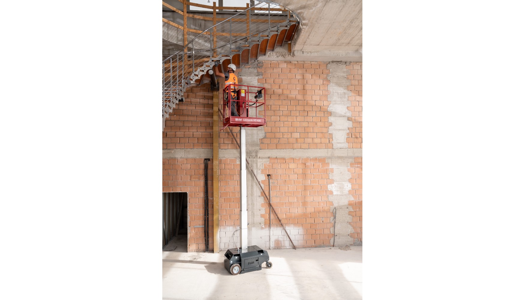 Con un peso total de tan solo 680 kg, est diseada para entornos interiores, espacios reducidos y reas operativas complejas...