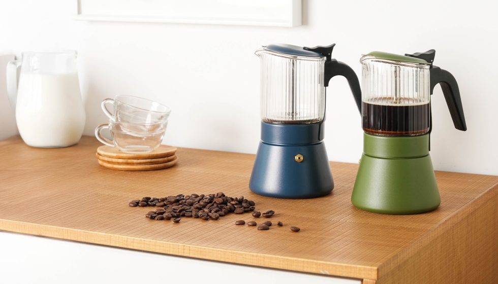 La nueva cafetera Clair est disponible en varios tamaos y en dos colores, marino y oliva, para adaptarse a diferentes necesidades domsticas...