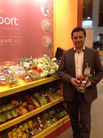 Juan Alfonso Snchez, director comercial del Grupo G's Espaa, en el stand de Proexport en Fruit Logistica