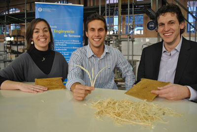El estudiante de la EET de la UPC, Jordi Aymerich, en el centro, junto a los profesores de la UPC, Nuria Garrido y Fernando Carrillo...