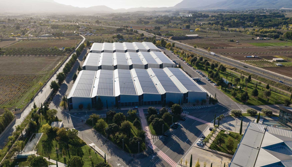 Las instalaciones fotovoltaicas generan ms de 7 millones de kWh al ao, 2,5 veces ms que su consumo total, evitando la emisin de 8...