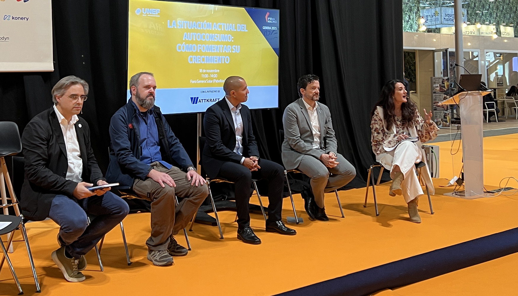 Paula Santos, directora de Comunicaciones Energticas y Electrificacin de Unef moder la primera mesa redonda, en la que participaron Franc Comino...