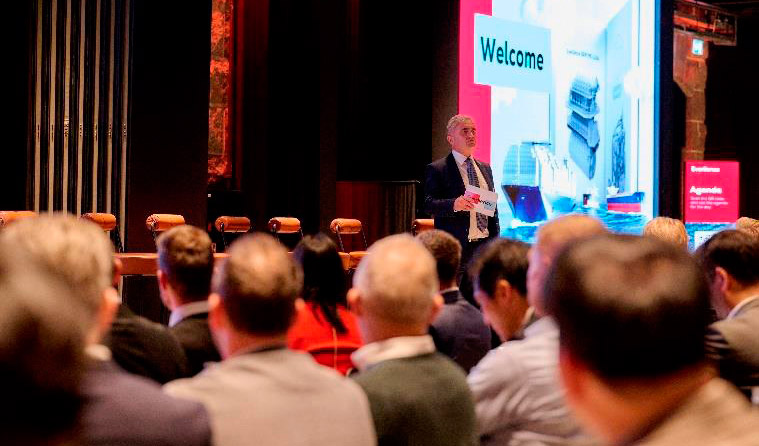 El Dr. Uwe Lauber, CEO de Everllence, fotografiado en el evento de Copenhague mientras presentaba el motor a amonaco ME-LGIA al mercado...