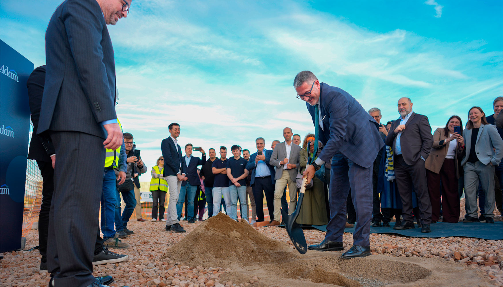 Momento de la colocaci�n de la primera piedra del nuevo centro de datos de Adam