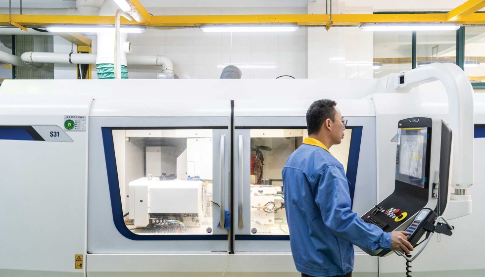 El sr. Chen, operador senior de rectificadoras Studer, lleva 18 aos trabajando en Evermore...