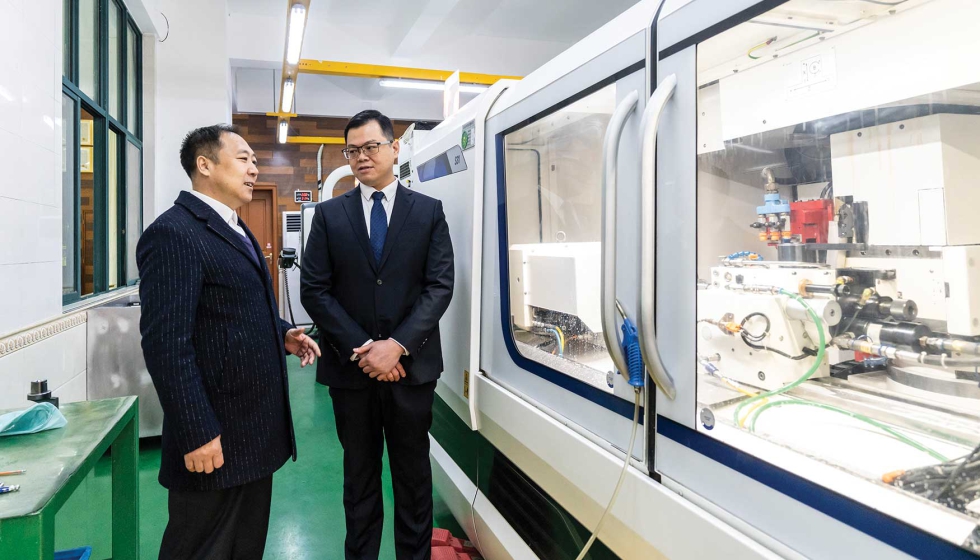 Barry Liao, director general de Evermore, y Wu Kui, director de ventas y soporte tcnico senior de ventas de United Grinding China...