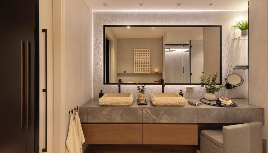 Mueble diseado por el estudio en chapa de roble tintada y cajn superior forrado con porcelnico Fior Di Bosco Techlam con encimera porcelnico Fior...