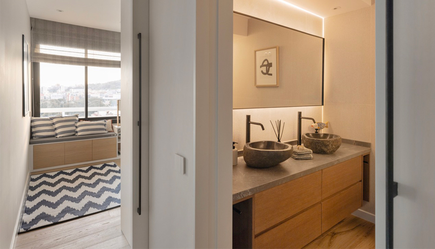 El bao infantil se encuentra en la zona compartida de los dormitorios de los nios