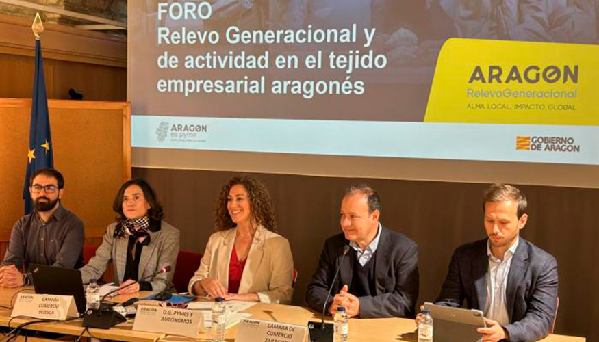 Ana Sanz, y representantes de las C�maras, en el Foro de Relevo Generacional. Foto: Gobierno de Arag�n