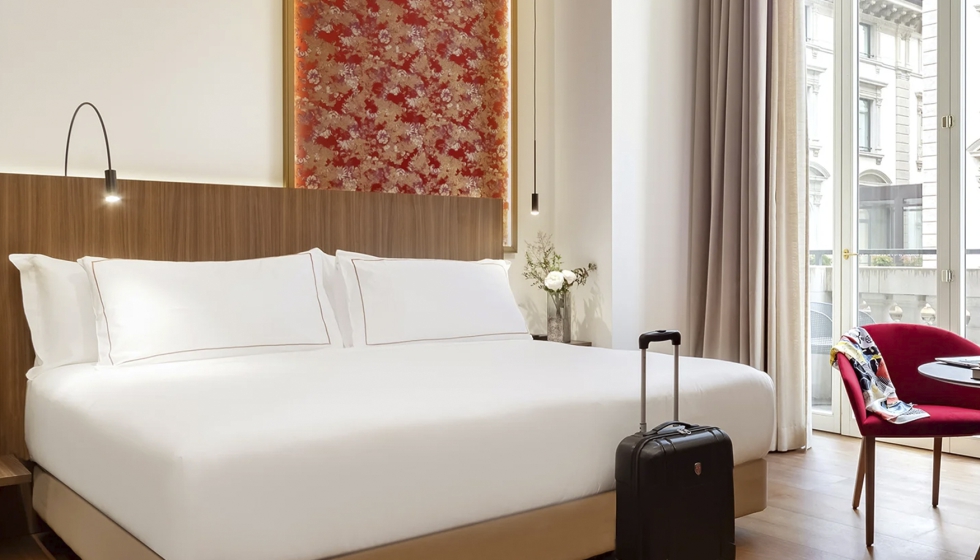 La colecci�n Volta ilumina sobre los cabeceros de las camas...