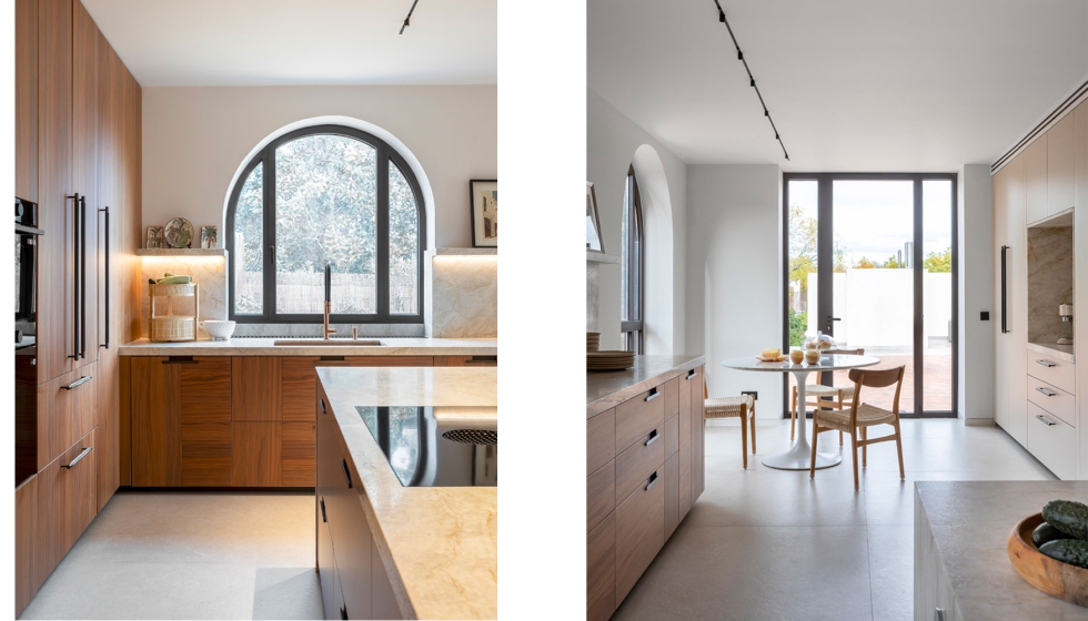 En este proyecto, los muebles bajos presentan madera Intarsio con doble sentido de veta, integrando tiradores Ouverture en acabado bronce...