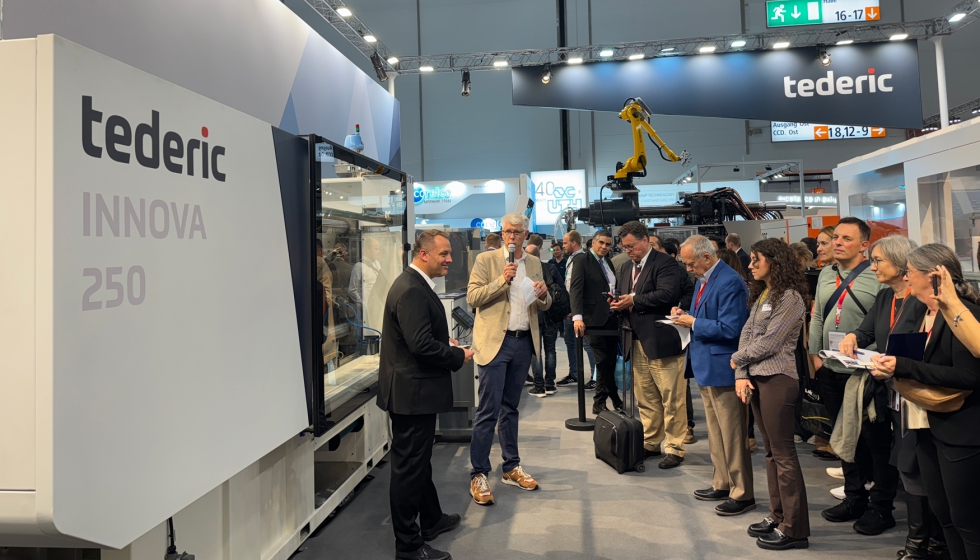 Momento de la presentacin en el que se anunci el lanzamiento mundial de la serie Innova...