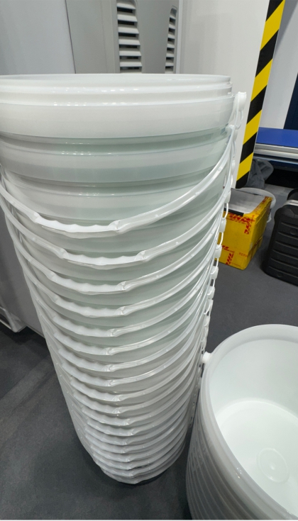 Demostracin del sistema de inyeccin para cubos de uso industrial...