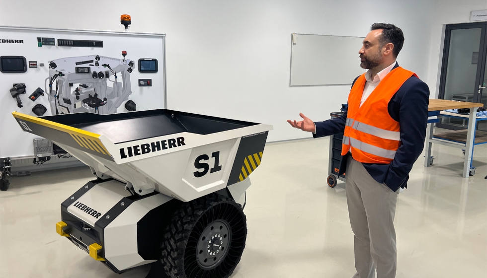 Altan Enginalev, consejero delegado de S1 Vision Liebherr-Werk Bischofshofen, junto al prototipo S1