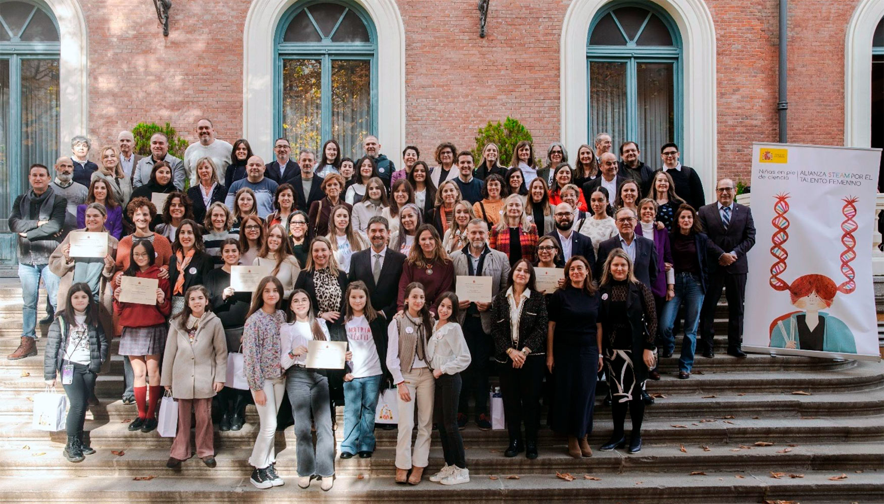 El secretario de Estado de Educacin, Abelardo de la Rosa, con los centros galardonados en las categoras de Infantil y Primaria...