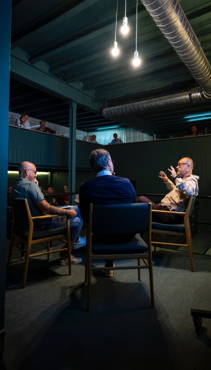 En la reforma del espacio de Montagud Editores (Barcelona), la tonalidad del pavimento encaja perfectamente en el ambiente que se quiso recrear...