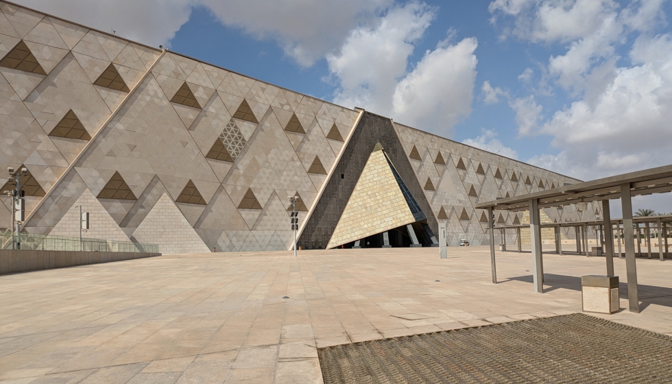 Fachada exterior de doble acristalamiento con vidrio Energy, Stopray y Sunergy, que aporta control solar...