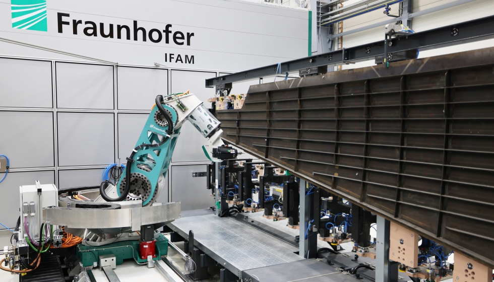 A cinemtica de fresagem flexvel recentemente desenvolvida num eixo linear maquina com alta preciso um plano de cauda vertical de CFRP de um avio...