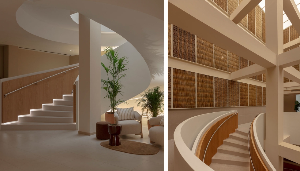 Escalera circular en el vestbulo que conecta con el atrio de tres alturas...