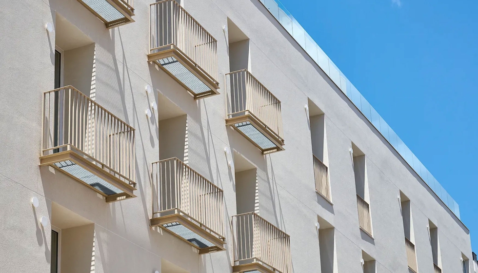 Fachada del hotel en la plaza, con retranqueos, balcones y alternancia de volmenes que generan sombras y dinamizan la actividad urbana...