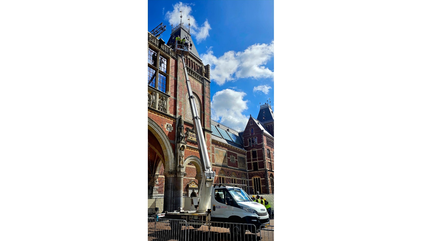 La plataforma ofrece una altura mxima de trabajo de 27 m