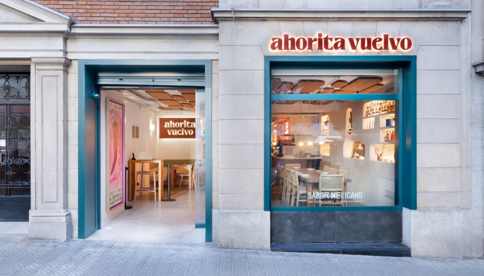 El interior del restaurante tiene un ambiente luminoso y clido, inspirado en los desiertos mexicanos mediante una paleta de terracota, verde nopal...