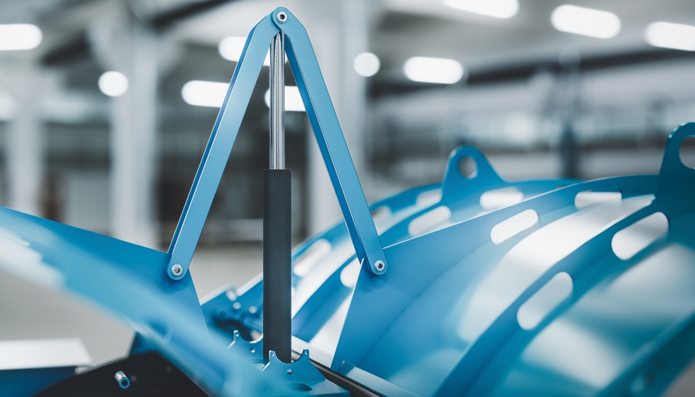 En primer plano, la carcasa de chapa azul perforada que sirve como tambor o como criba