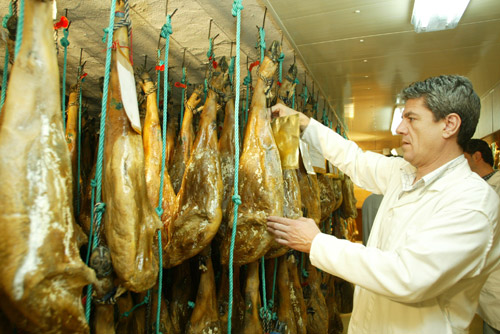Bernardo Hernndez, director general de Beher, supervisa la produccin de jamones en la planta de Guijuelo (Salamanca)
