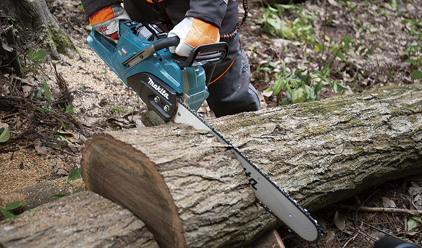 La sierra de cadena Makita UC030G XGT combina potencia, agilidad y autonoma...