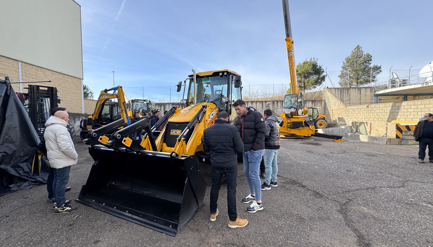 Los asistentes a la inauguracin pudieron disfrutar de una completa exposicin de maquinaria JCB