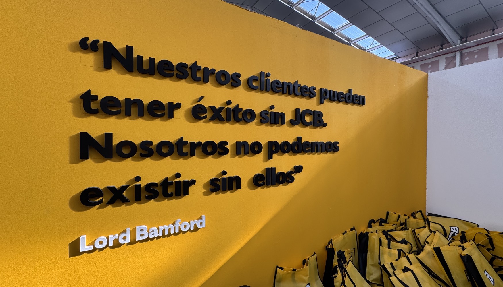 Cita de Lord Bamford, presidente de JCB, a la entrada de las instalaciones de Cydima Zamora