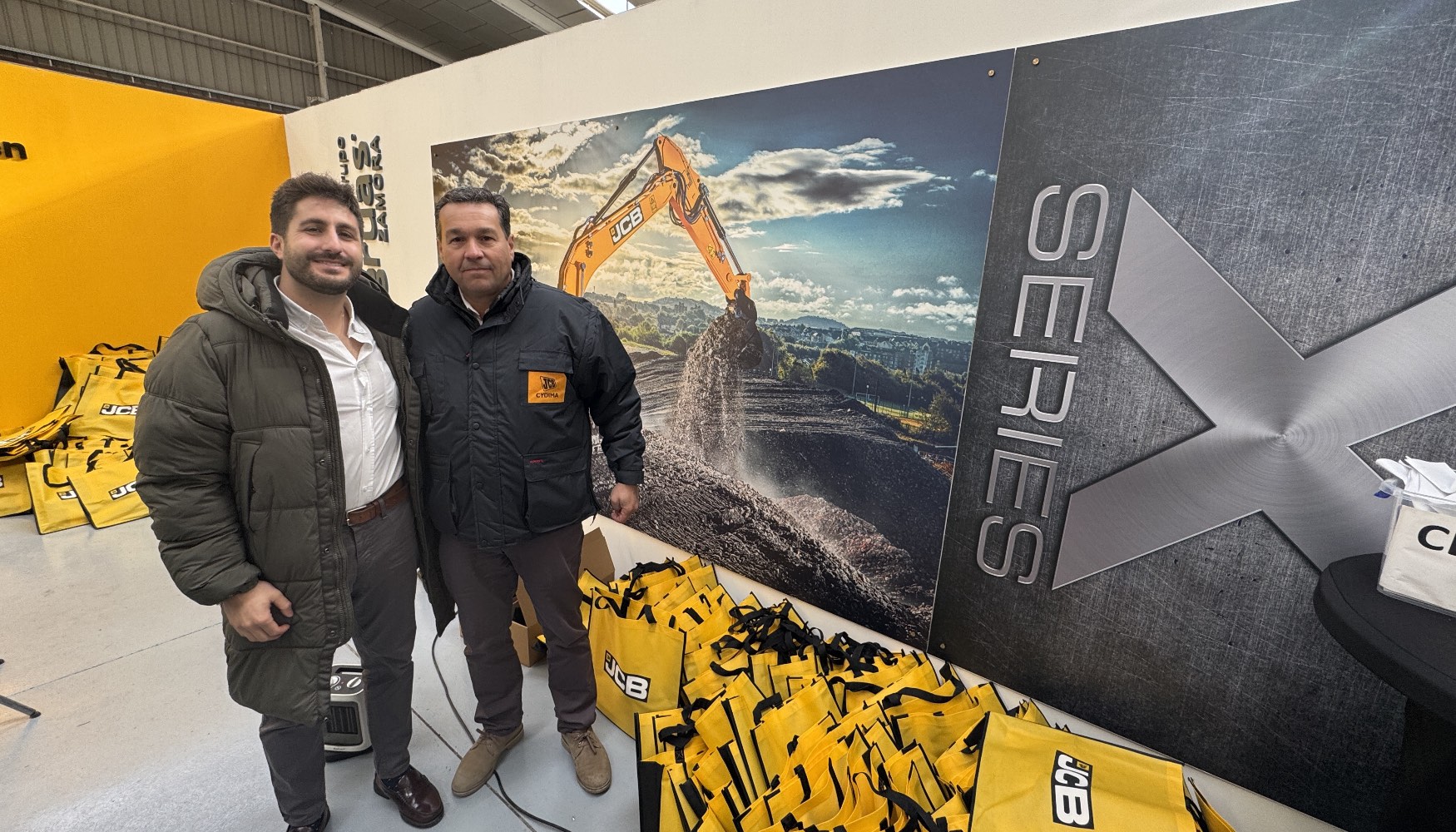 De izquierda a derecha: Daniel Muoz, jefe de Repuestos en Grupo Ibergras, y Diego Martn, responsable de servicio de Cydima Oeste...