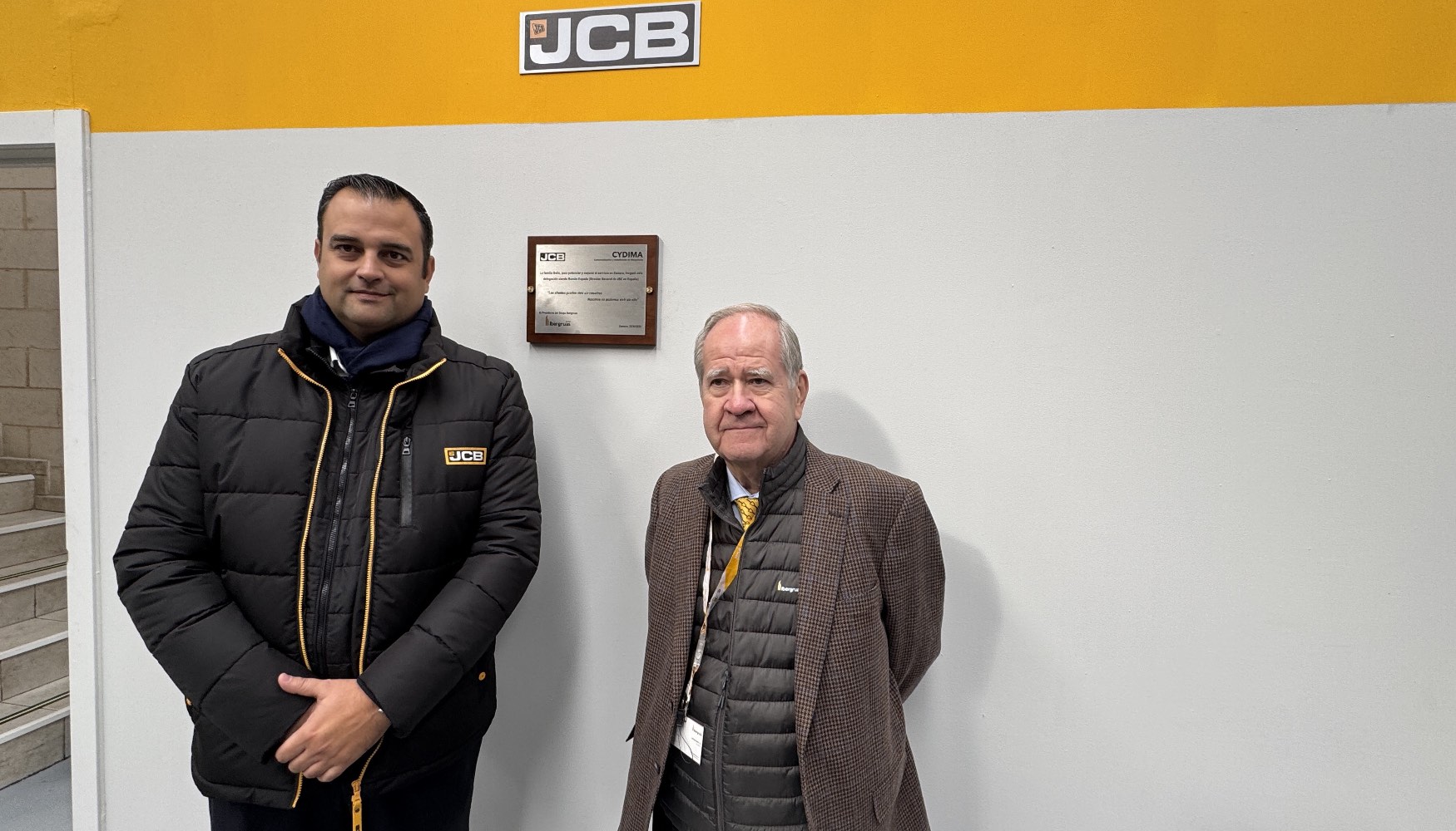 De izquierda a derecha: Romn Espada, director general de JCB Maquinaria, y Antonio Bello Gil, presidente del Grupo Ibergras...
