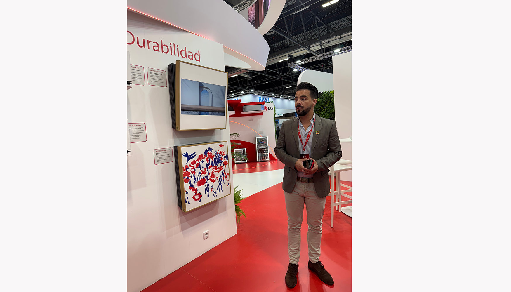 Carlos Montoya, junto a los nuevos modelos ArtCool Gallery LCD