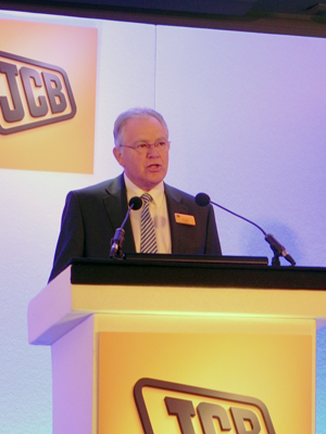 Alan Blake, director general de JCB, durante la rueda de prensa