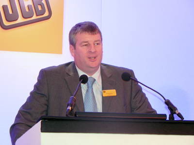 Tim Burnhope explic las ventajas que presentan los motores Dieselmax de JCB
