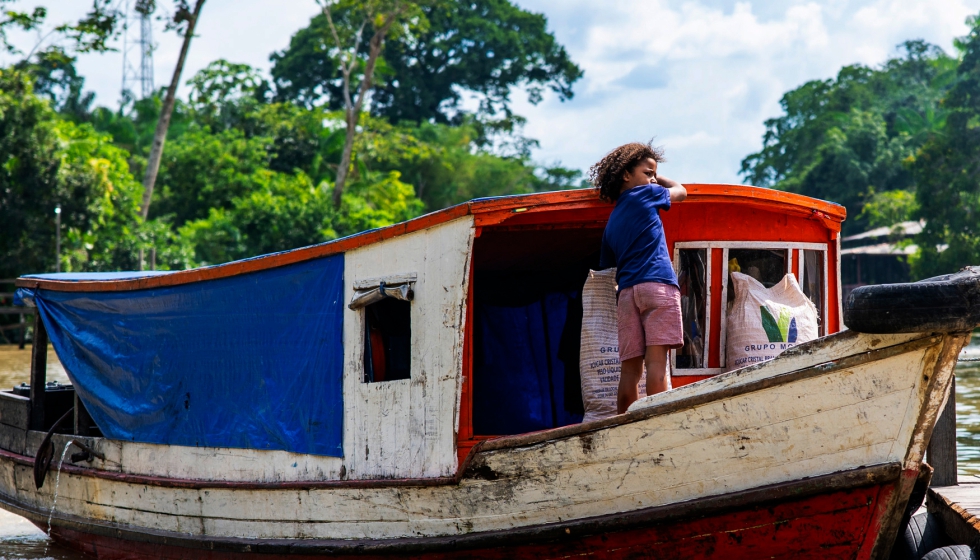 Bel�m - Um barco navega na Ilha do Combu. A Ilha do Combu � a quarta maior ilha das 39 que comp�em a regi�o insular da cidade de Bel�m do Par�...