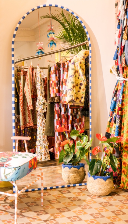 Espejo construido en tubo de hierro y acabado con rayas pintadas a mano (80 cm de ancho por 150 cm de alto)