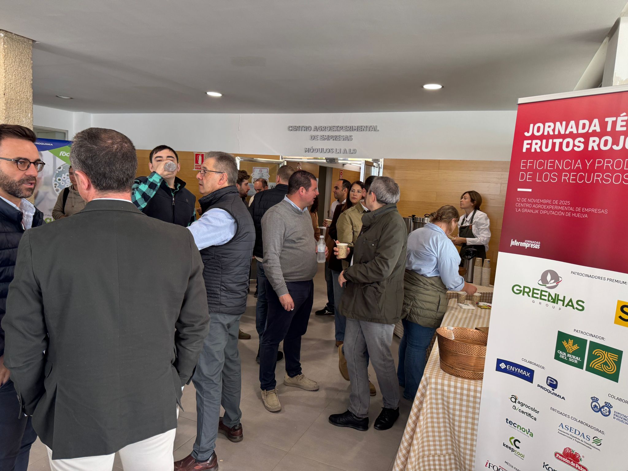 Los asistentes a la 'Jornada Tcnica sobre Frutos Rojos 2025', durante el caf-networking