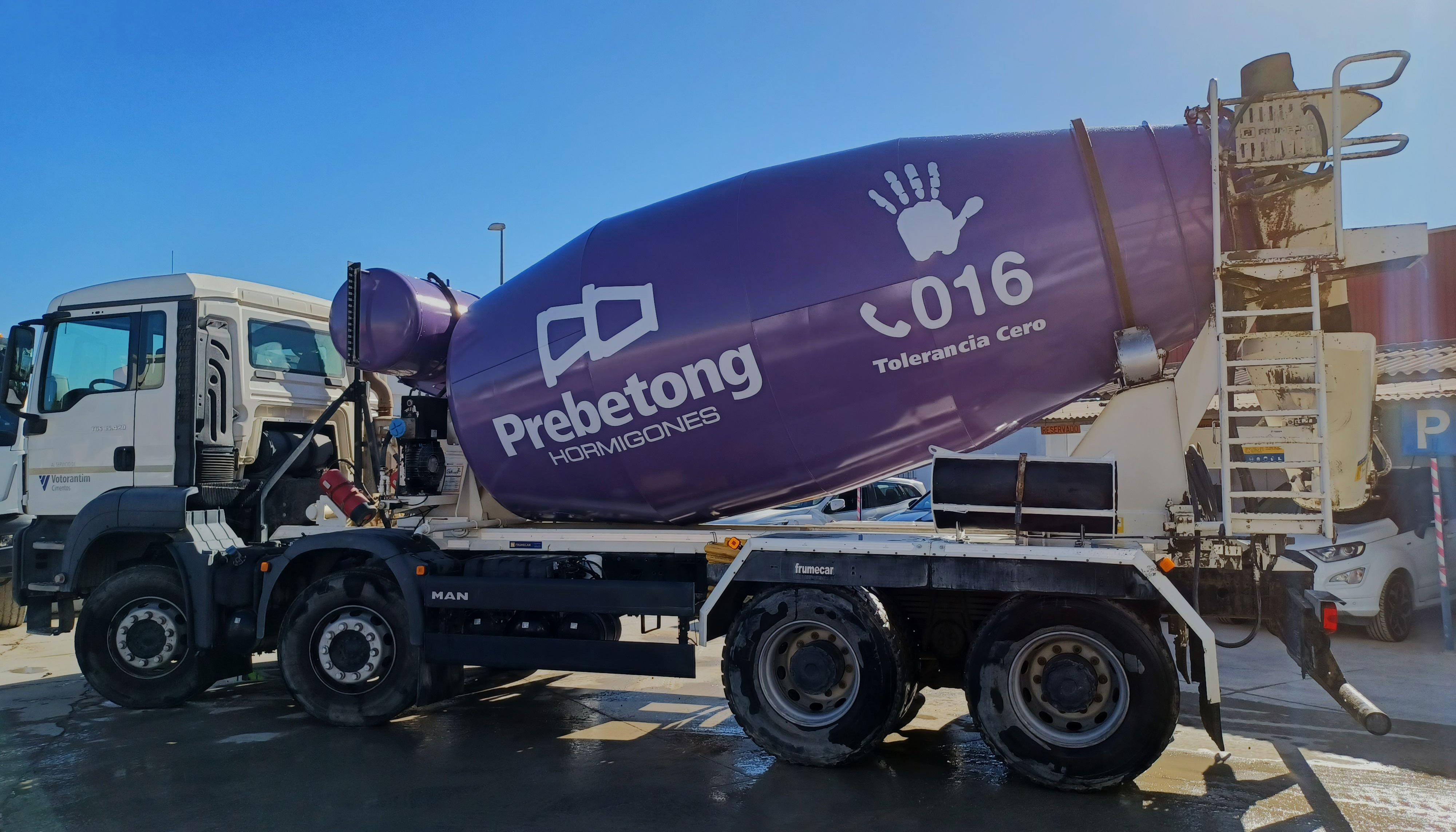 La iniciativa �Hormigoneras con prop�sito� convierte las hormigoneras en un altavoz violeta que recuerdan a la ciudadan�a el tel�fono de atenci�n 016...