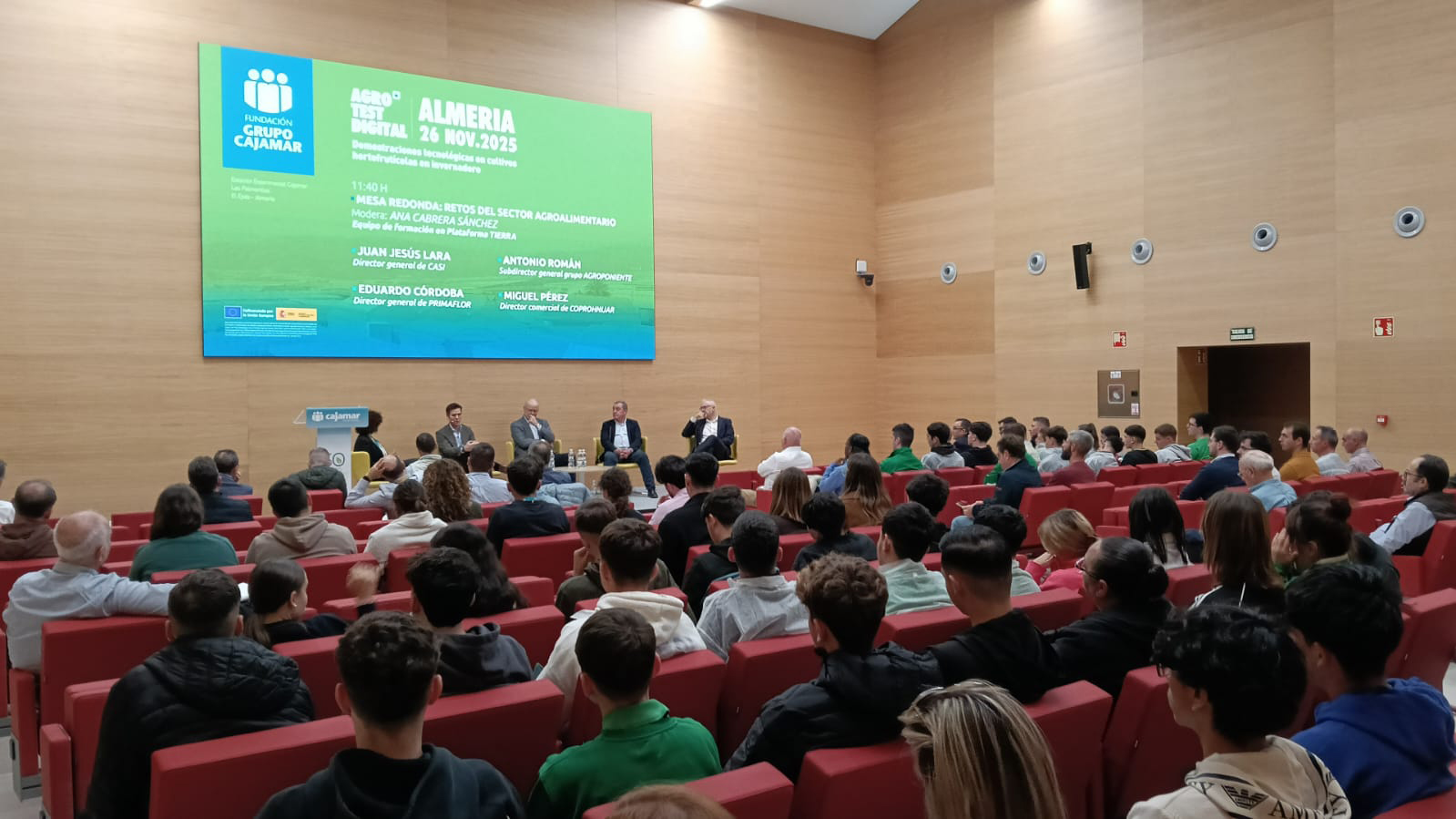 Imagen de la mesa redonda sobre los retos del sector agroalimentario que moder Ana Cabrera