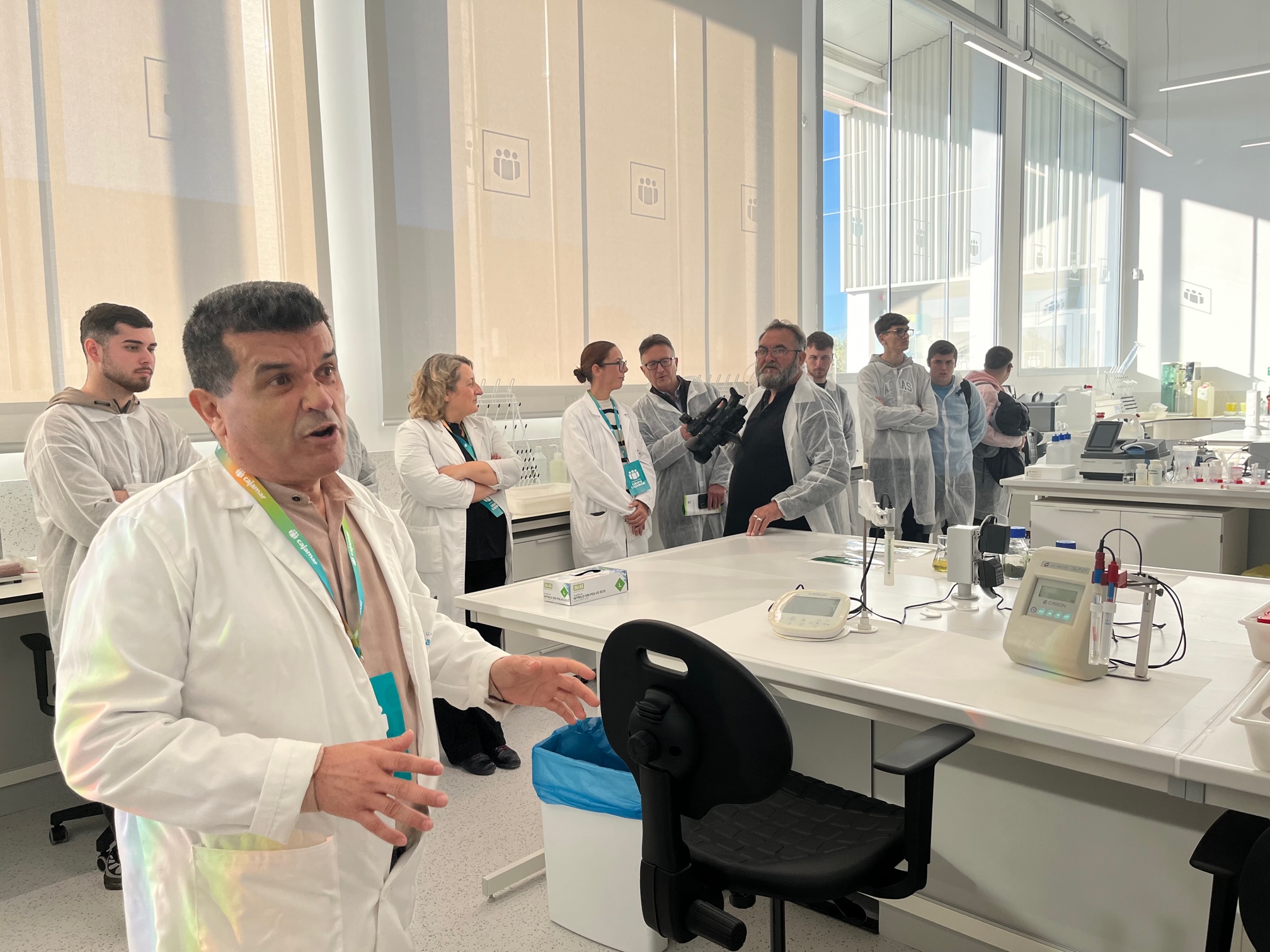 Miguel ngel Domene mostr el trabajo que estn realizando en los laboratorios de la Estacin Experimental Cajamar 'Las Palmerillas'...