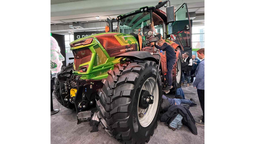 Muchos visitantes analizaron en profundidad el nuevo tractor