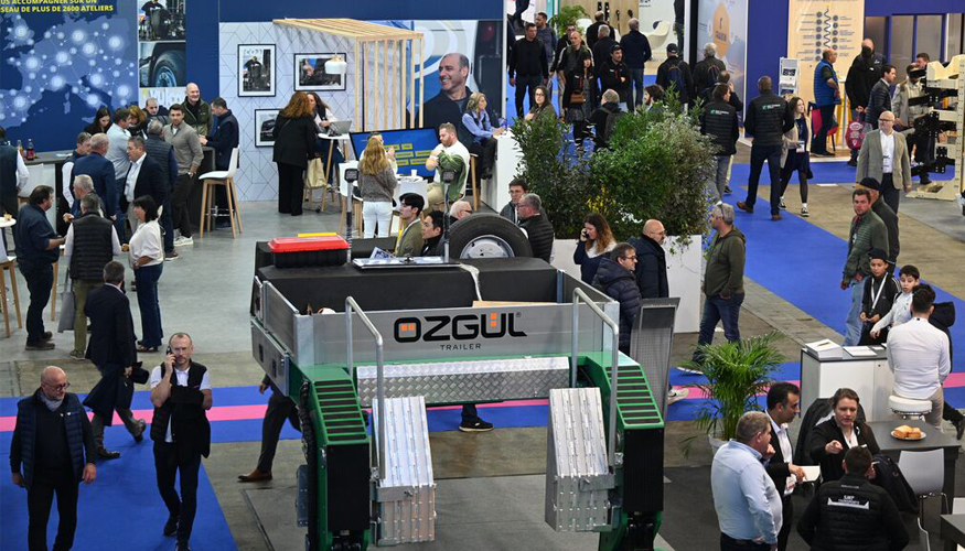 Afluencia profesional en los pasillos de Solutrans 2025, celebrada en Lyon