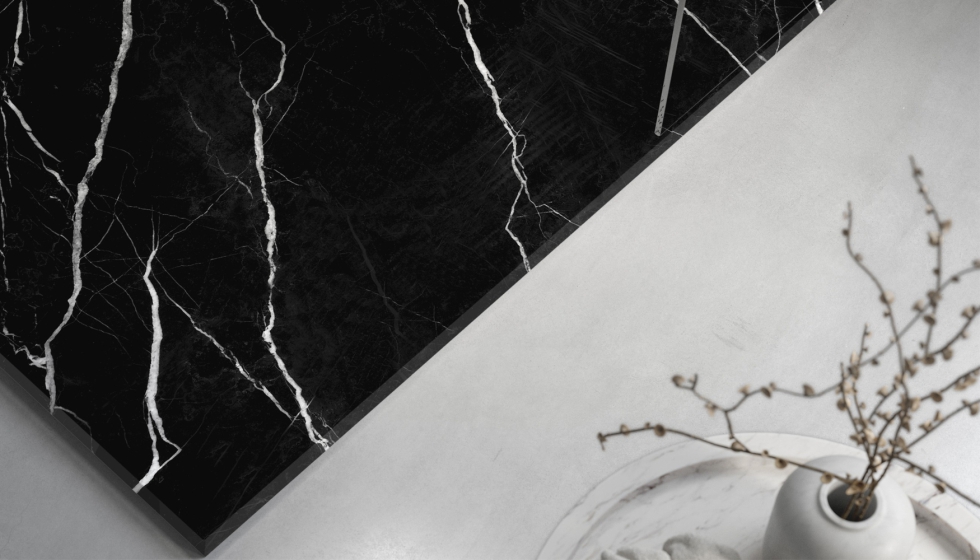  Plato de ducha y panel de la coleccin modelo Black/Marble New Line. Permite configurar espacios continuos, lineales y personalizados...