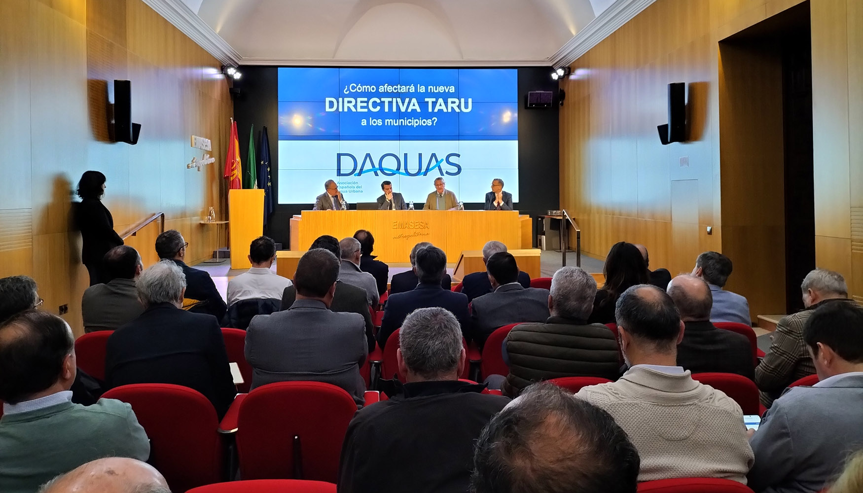 Una de las mesas redondas, la primera, se centr en gobernanza, pequeas poblaciones y responsabilidad ampliada del productor (RAP)...