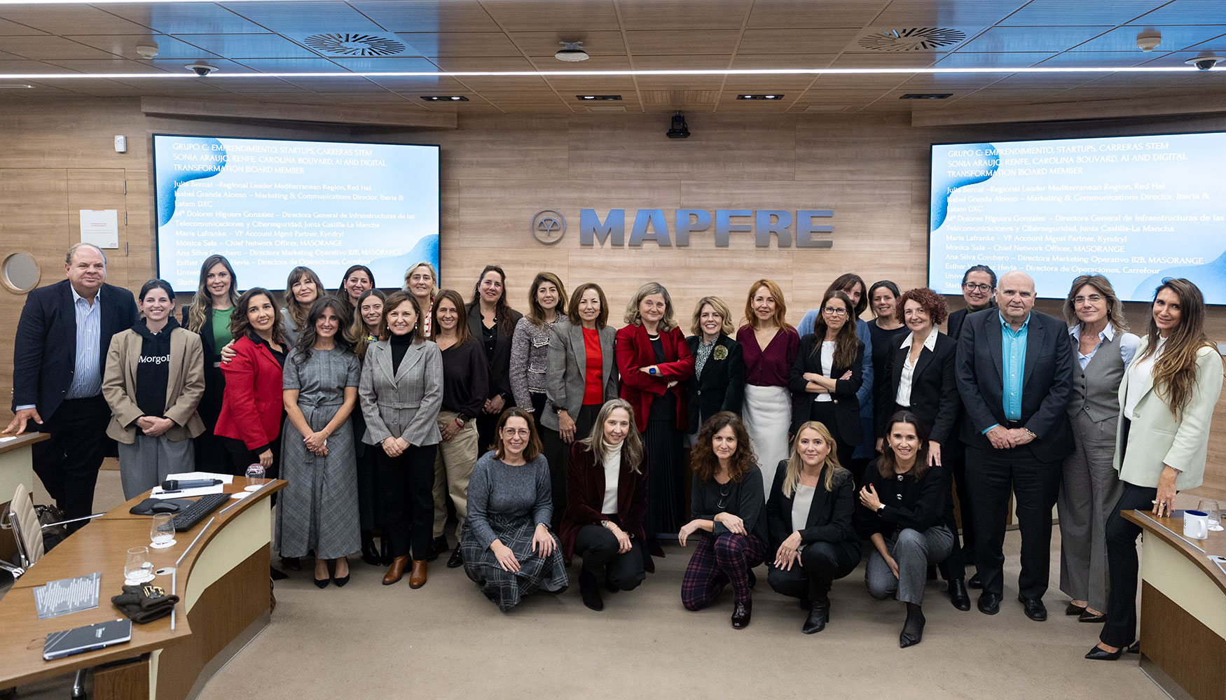 El comit cuenta con un equipo de ms de 40 directivas y profesionales de alto nivel...