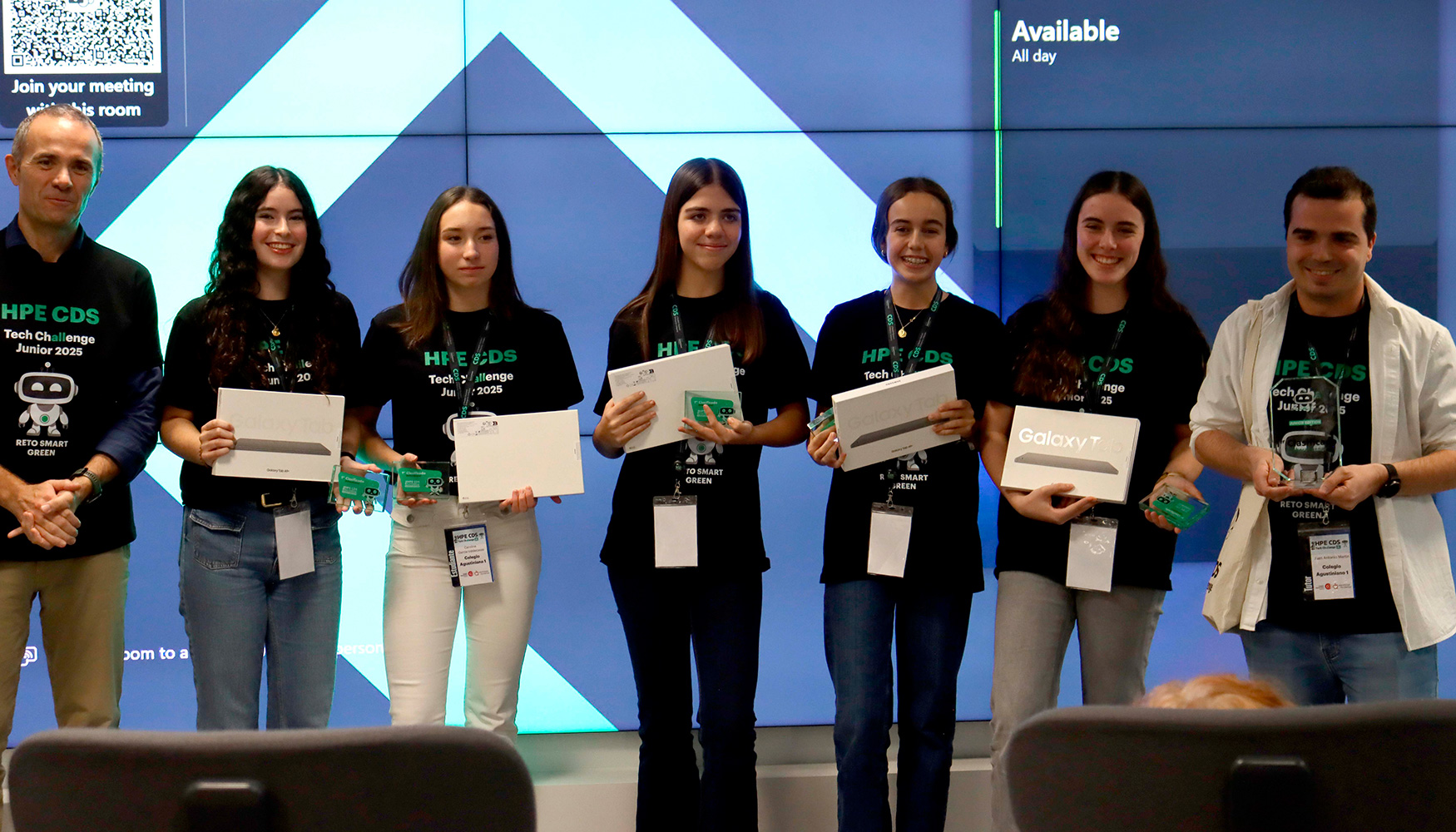 El equipo ganador, Colegio Agustiniano 1, recogiendo el premio